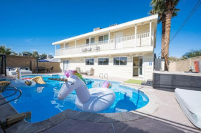 Large House, 15 Beds, Heated Pool, Hot Tub, BBQ, Close to Strip